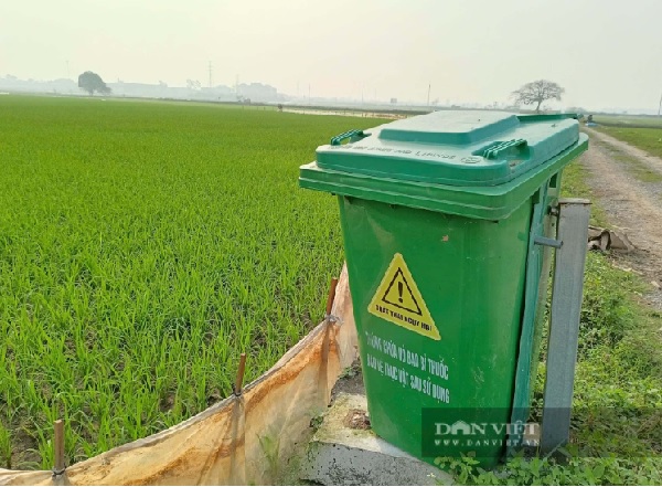 Nông dân xã Hát Môn Hà Nội thi đua thu gom rác, vỏ bao thuốc bảo vệ thực vật 2