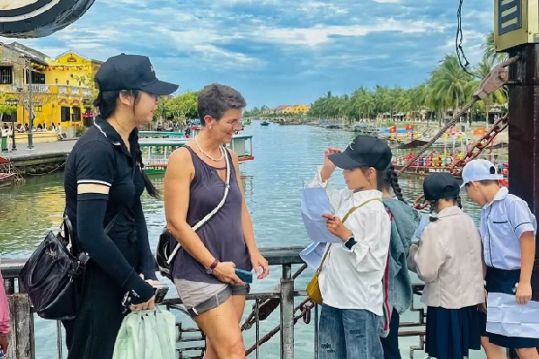 Các em học sinh trong vai "Hướng dẫn viên nhí" kể chuyện Hội An